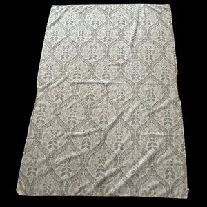 Unbranded cream with silver threads leaf pattern 56 x 80” rectangular tablecloth